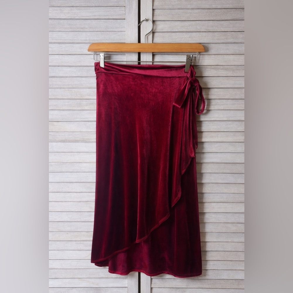 Fantastic Fawn Burgundy Velvet Wrap Midi Skirt NWT Size M Holiday Luxe Chic